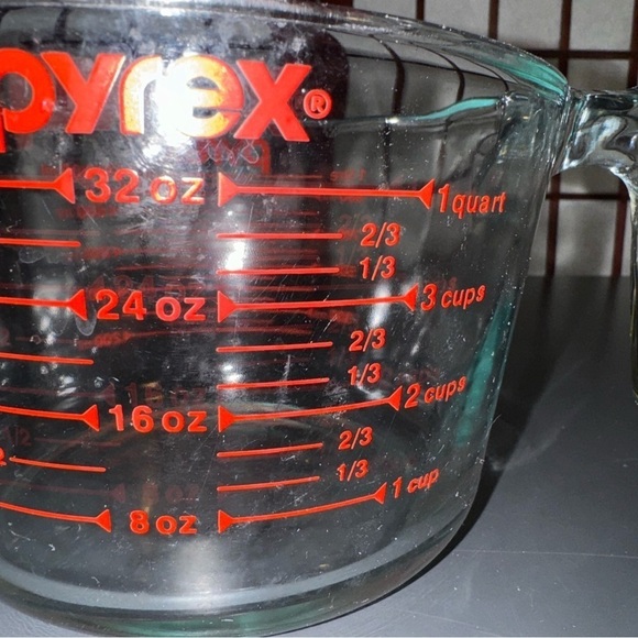 Pyrex 4 Cups 32 Oz 1000 ML 1 QT Large Clear Glass Measuring Bowl Cup Red USA - Picture 4 of 16